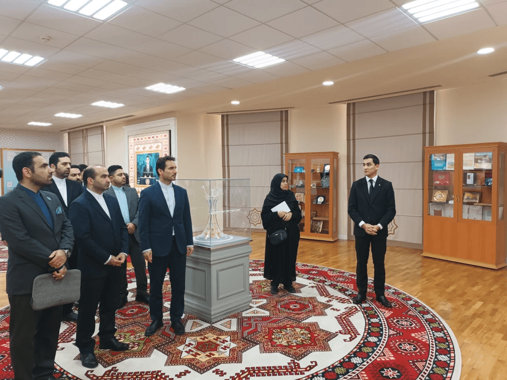 Türkmenistanda geljekki diplomatlar eýranly kärdeşlerini pars dilinde garşyladylar