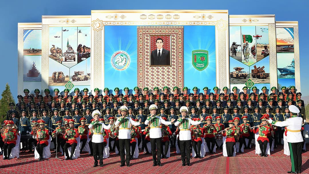 Türkmenistanyň Prezidenti Ýaragly Güýçleriniň harby bölüminiň täze binalar we desgalar toplumynyň açylyş dabarasyna gatnaşdy