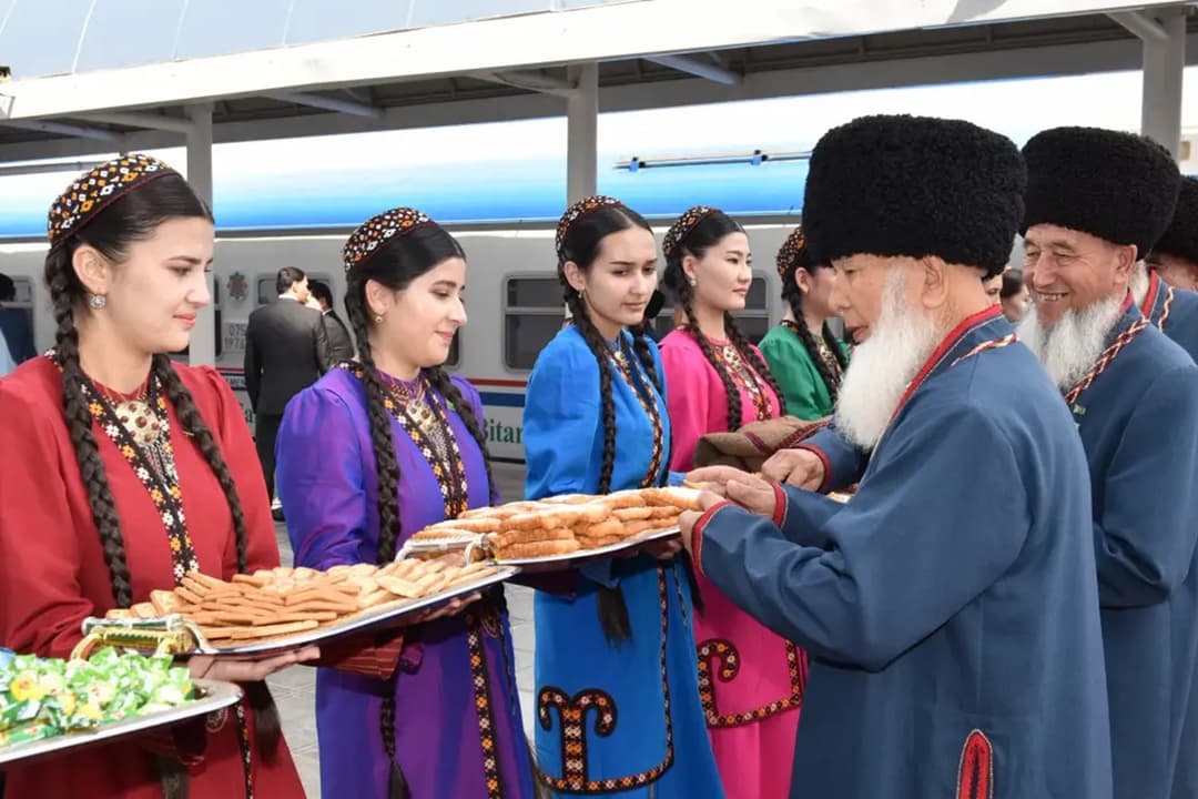 Türkmenistanyň Halk Maslahatynyň mejlisine gatnaşyjylar Aşgabatda garşylandy