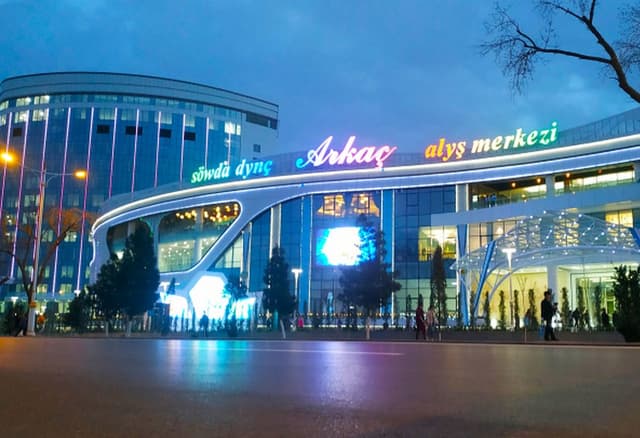 «Arkaç» söwda-dynç alyş merkezi täze kinolara çagyrýar!